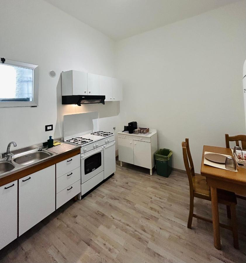 Essential House Apartment Бриндизи Екстериор снимка